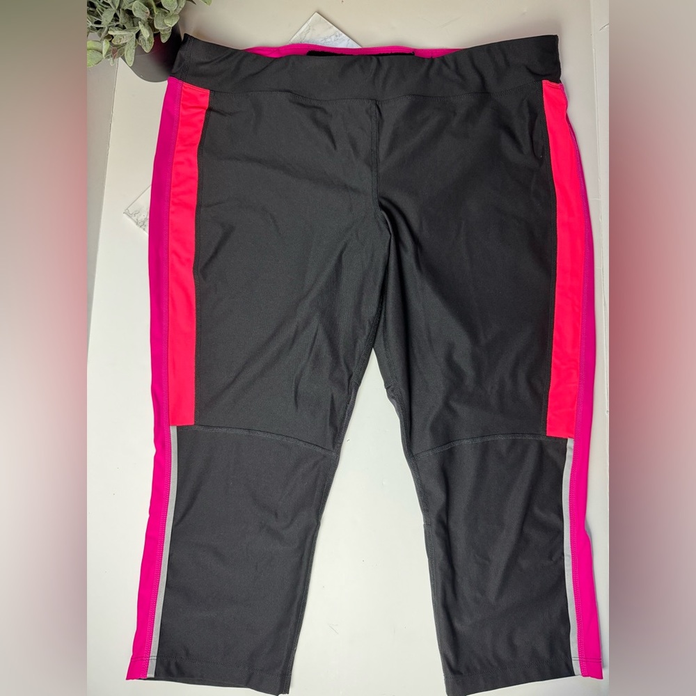 Xersion XXTL fitted capri workout pants, pocket rear waist & drawstring.